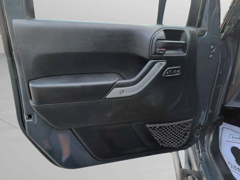 Used 2016 Jeep Wrangler Unlimited Rubicon w/ Connectivity Group AWD/4WD image 31