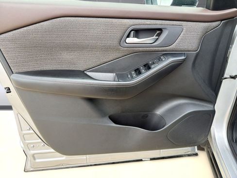 Used 2023 Nissan Rogue SV image 13