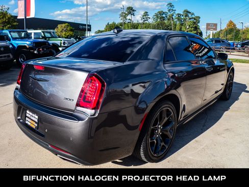 Used 2023 Chrysler 300 Touring L image 9