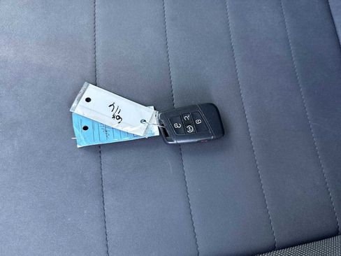 Used 2022 Volkswagen Taos SE image 32