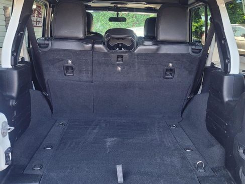 Used 2018 Jeep Wrangler Unlimited Sahara AWD/4WD image 35