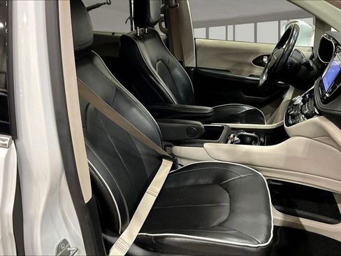 Used 2022 Chrysler Pacifica Limited FWD image 8