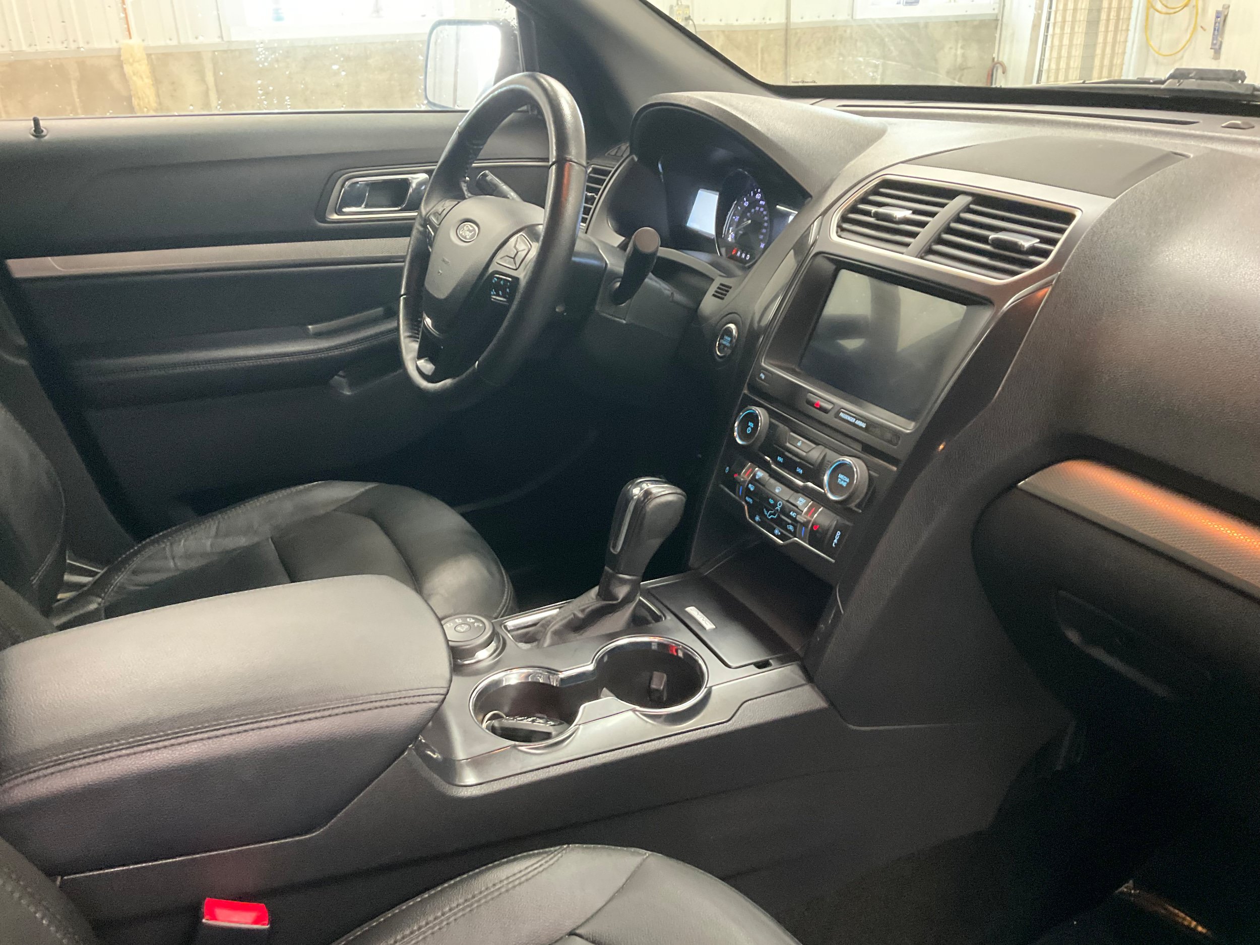Used 2018 Ford Explorer XLT w/ Equipment Group 202A AWD/4WD image 31