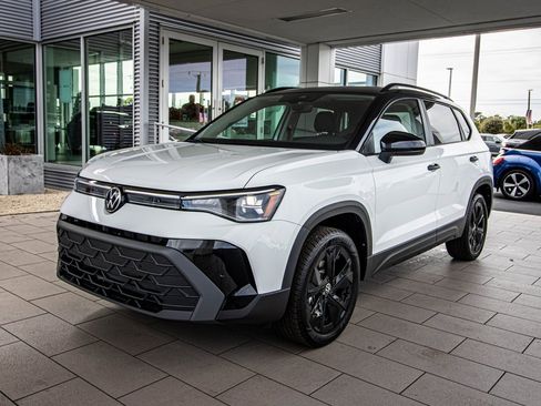 New 2026 Volkswagen Taos SE image 11