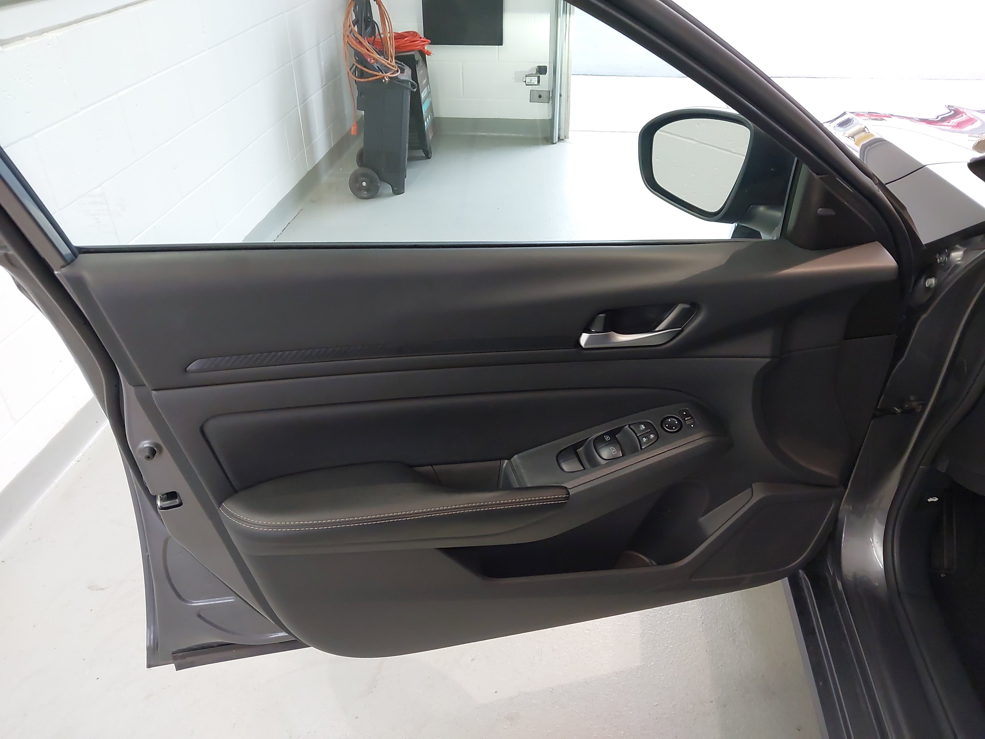 Used 2025 Nissan Altima 2.5 SV FWD image 21