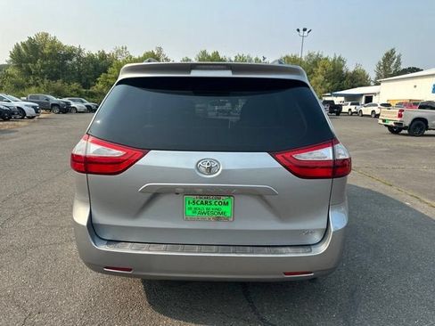 Used 2016 Toyota Sienna XLE FWD image 7