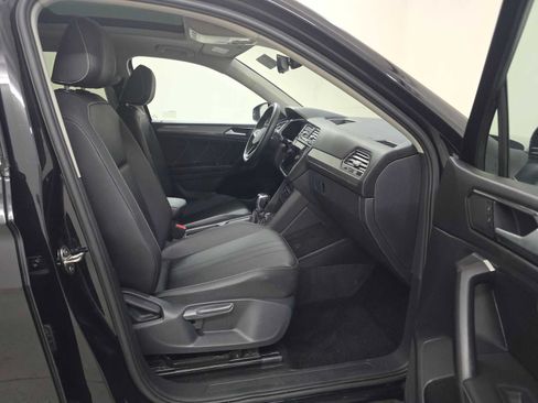 Used 2023 Volkswagen Tiguan SE w/ Panoramic Sunroof Package FWD image 8