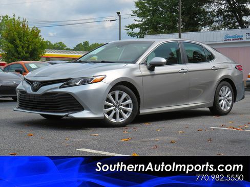 Used 2019 Toyota Camry LE image 1