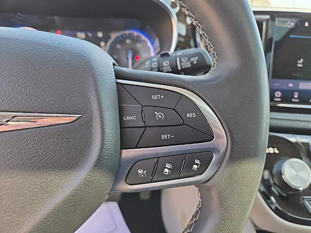 Used 2023 Chrysler Pacifica Limited FWD image 24