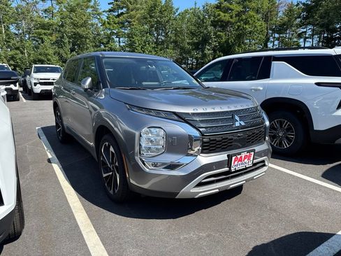 Used 2023 Mitsubishi Outlander SE AWD/4WD image 2