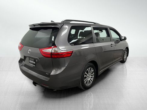 Used 2019 Toyota Sienna XLE image 7