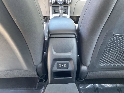 Used 2024 Hyundai Venue SEL FWD image 24