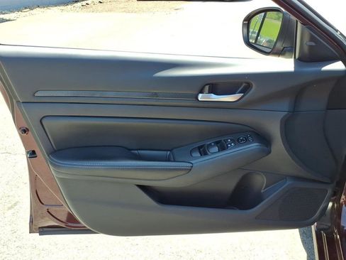 Used 2024 Nissan Altima 2.5 SV FWD image 11