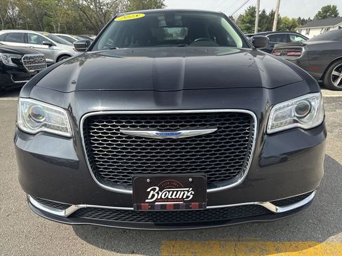 Used 2018 Chrysler 300 Touring image 2