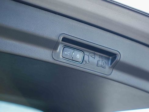 Used 2023 Ford Explorer XLT image 14