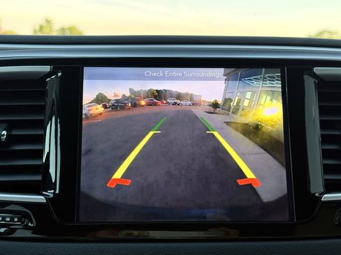 Used 2018 Chrysler Pacifica Touring Plus FWD image 40