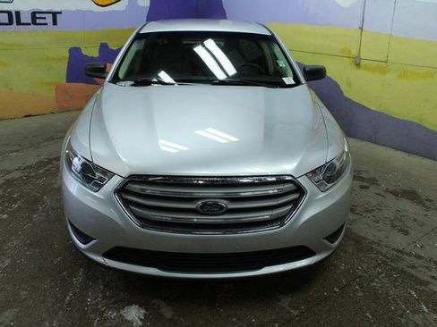 Used 2017 Ford Taurus SE image 3
