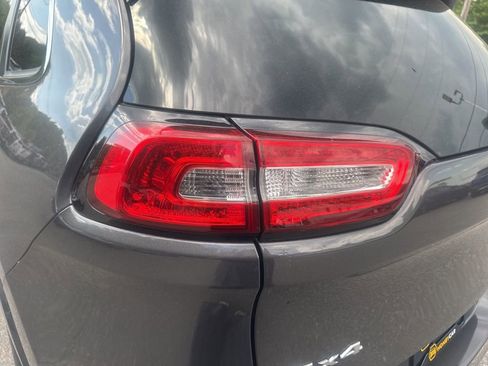Used 2018 Jeep Cherokee Overland AWD/4WD image 9