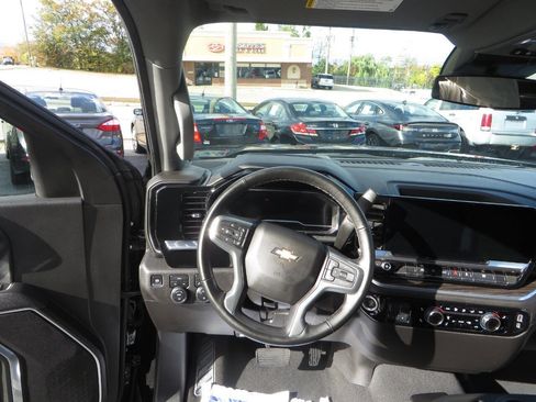 Used 2025 Chevrolet Silverado 1500 LT image 18