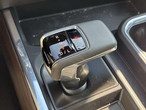 Used 2024 GMC Sierra 1500 SLT w/ SLT Premium Plus Package AWD/4WD image 25