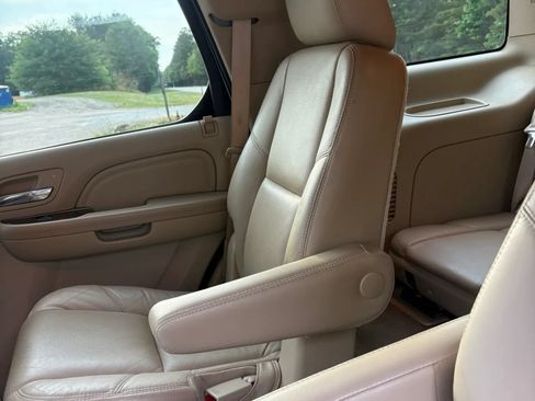 Used 2011 Cadillac Escalade Premium AWD/4WD image 43