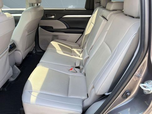 Used 2019 Toyota Highlander XLE FWD image 15