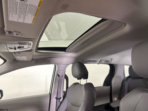 Used 2021 Toyota Sienna XLE FWD image 40