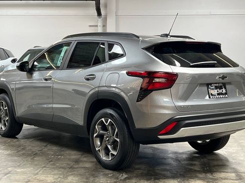 New 2025 Chevrolet Trax LT w/ Driver Confidence Package FWD image 6