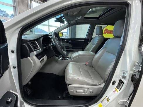 Used 2016 Toyota Highlander Limited image 11