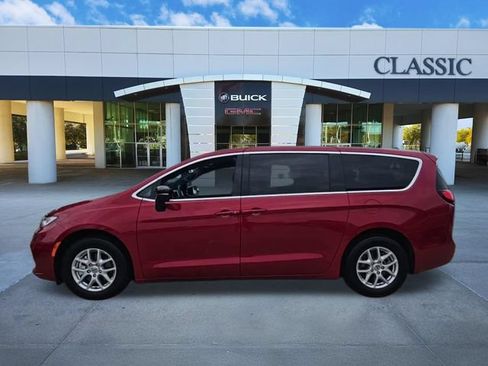 Used 2025 Chrysler Pacifica Select FWD image 5