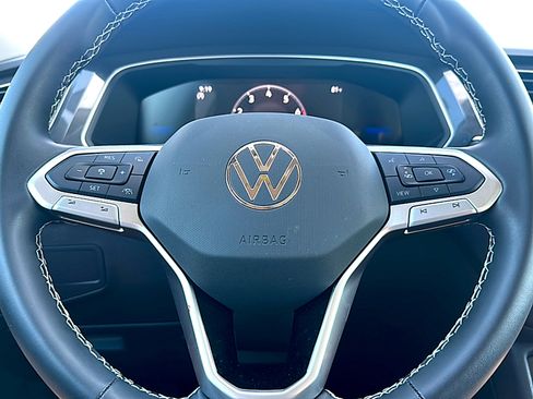 Used 2024 Volkswagen Tiguan SE w/ Panoramic Sunroof Package image 26