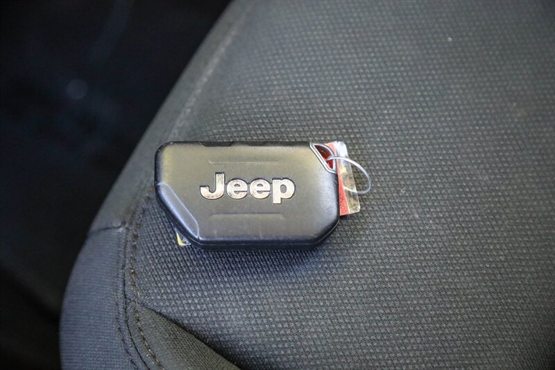 Used 2018 Jeep Wrangler Unlimited Sahara AWD/4WD image 35