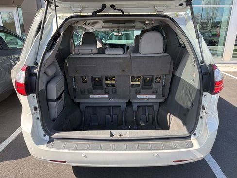 Used 2017 Toyota Sienna XLE Premium image 17