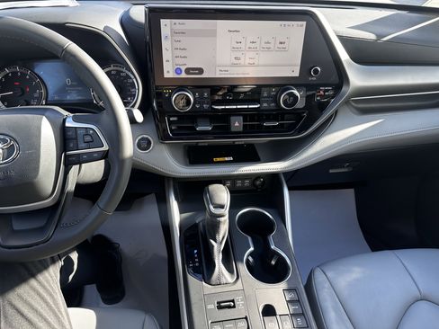 Used 2024 Toyota Highlander XLE image 10