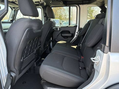 Used 2023 Jeep Wrangler Unlimited Rubicon 4xe w/ Cold Weather Group AWD/4WD image 15