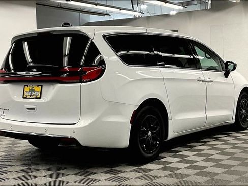 Used 2024 Chrysler Pacifica Touring-L FWD image 13