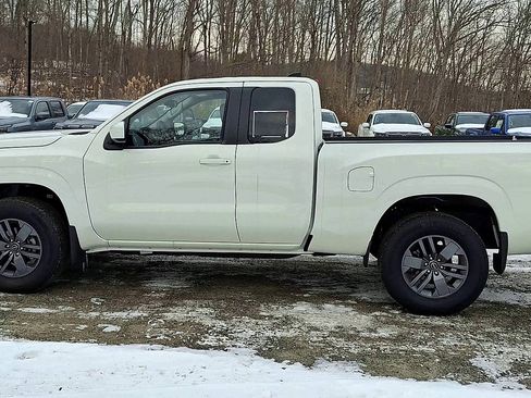 Used 2025 Nissan Frontier SV image 5