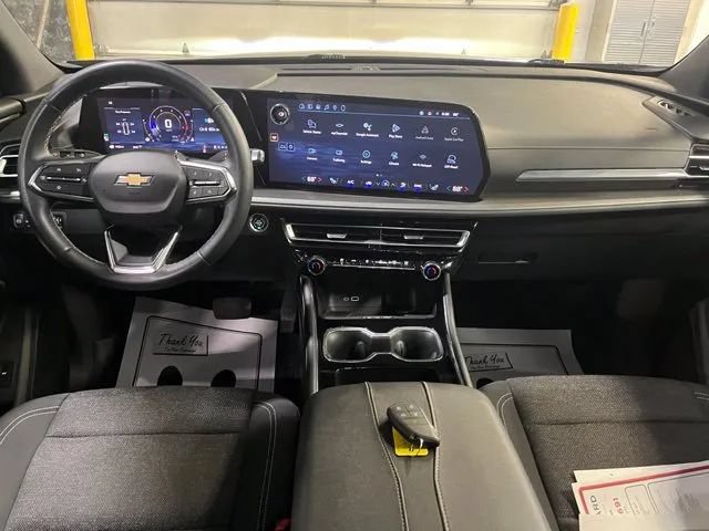 Used 2025 Chevrolet Traverse LT w/ Driver Confidence Package AWD/4WD image 5