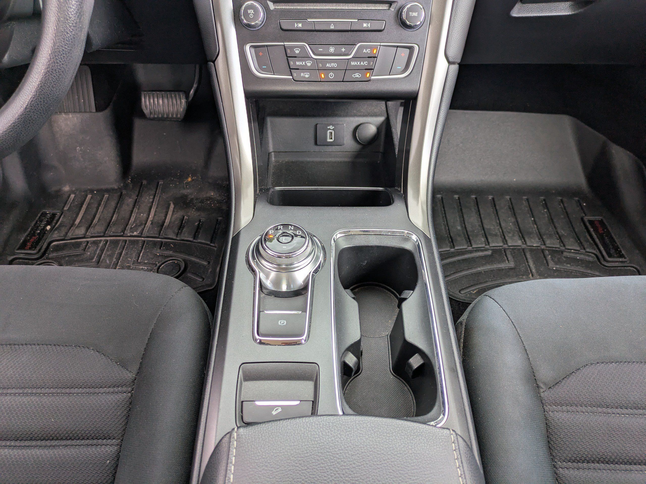 Used 2017 Ford Fusion SE w/ Fusion SE Technology Package FWD image 17