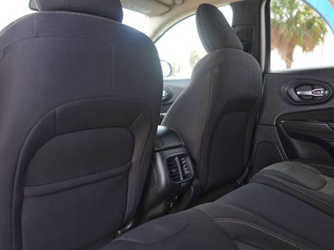Used 2017 Jeep Cherokee Latitude w/ Comfort & Sound Group FWD image 13