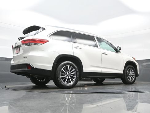 Used 2019 Toyota Highlander XLE AWD/4WD image 34