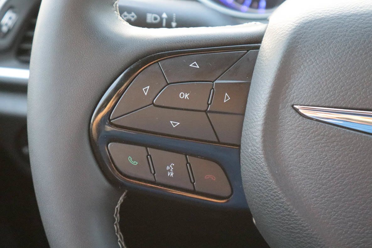Used 2025 Chrysler Pacifica Limited FWD image 30