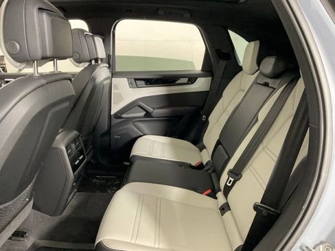 Used 2025 Porsche Cayenne AWD/4WD image 30