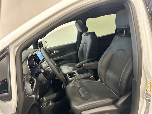 New 2026 Chrysler Pacifica Select image 15