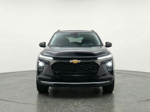 Used 2025 Chevrolet Trax LT w/ LT Convenience Package image 2