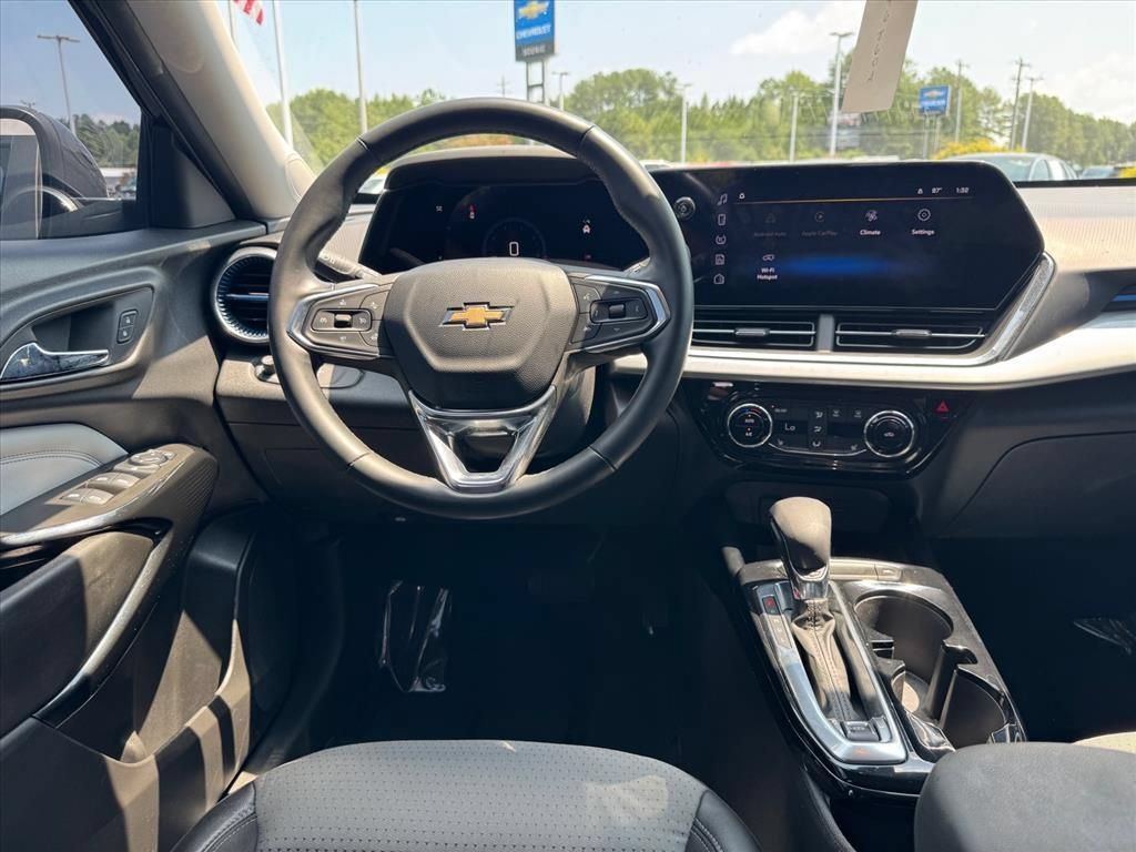 Used 2025 Chevrolet Trax LT w/ Driver Confidence Package FWD image 12