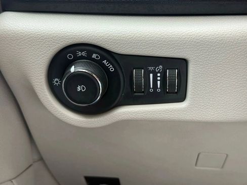 Used 2017 Chrysler Pacifica Touring-L w/ Tire & Wheel Group image 23