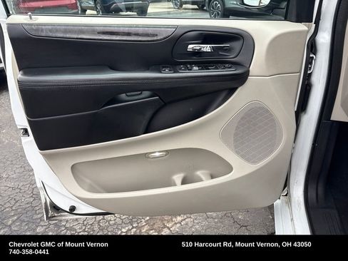 Used 2016 Dodge Grand Caravan SXT image 12