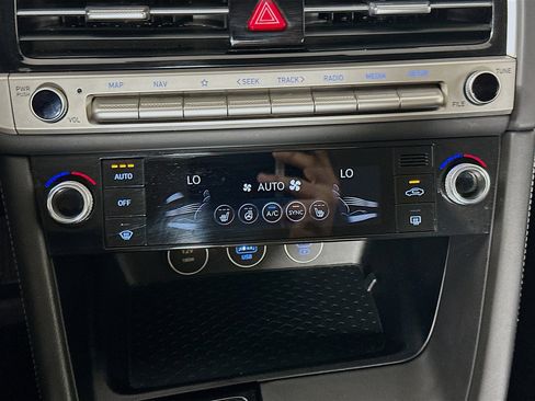 Used 2025 Genesis G70 2.5T image 24