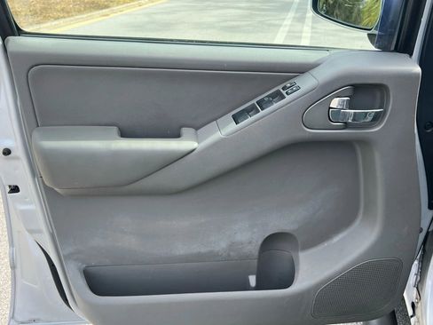 Used 2012 Nissan Frontier SL w/ Moonroof Pkg image 11